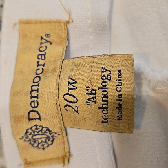 DEMOCRACY AB TECHNOLOGY TAPERED LEG ANKLE/CROPPED WHITE JEANS. SIZE 20 W. - Picture 3 of 13